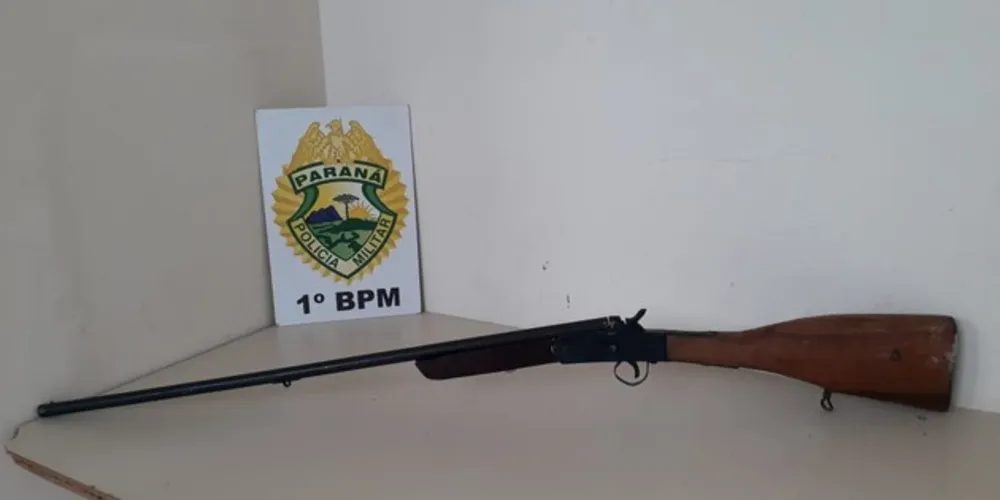 Arma foi encontrada na casa do adolescente e ele assumiu ser o dono da espingarda