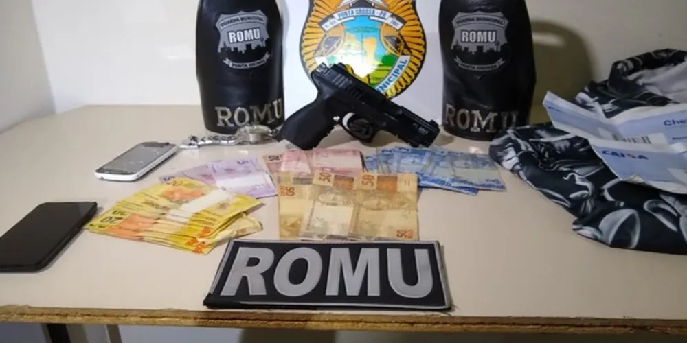 Assaltante usou uma arma falsa para render o dono do local e roubar o dinheiro do caixa