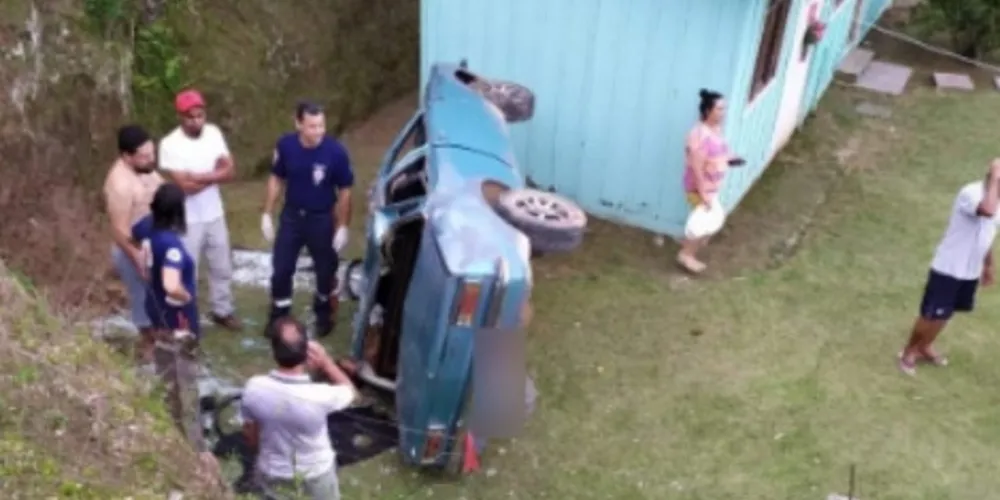 Segundo testemunhas, três pessoas estavam no veículo, porém somente a jovem ferida que ficou no local