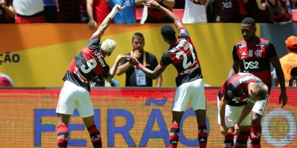 Gabigol e Bruno Henrique celebram gol do Flamengo neste domingo