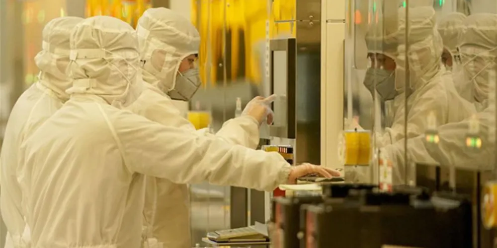 Técnicos trabalham em oficina da Wuhan Xinxin Semiconductor Manufacturing Co Ltd (XMC), na nova zona de desenvolvimento tecnológico de Wuhan Donghu em Wuhan, capital da província de Hubei