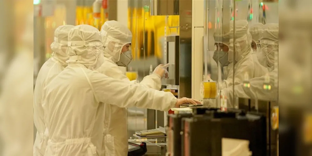 Técnicos trabalham em oficina da Wuhan Xinxin Semiconductor Manufacturing Co Ltd (XMC), na nova zona de desenvolvimento tecnológico de Wuhan Donghu em Wuhan, capital da província de Hubei