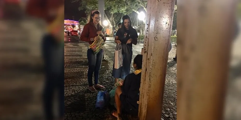 As meninas montaram kits com produtos de beleza e higiene pessoal, como batons, esmalte, absorvente, pasta de dente, escova, prendedor de cabelo, pente, shampoo, creme hidratante e sabonete, e distribuíram pela região central da cidade