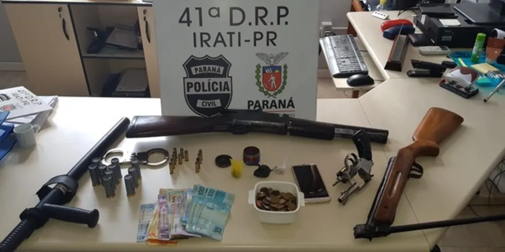 Três armas de fogo foram apreendidas durante a operação deflagrada nesta segunda