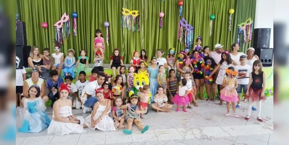 O dono da Fantasia mais criativa e o Folião mais animado ganharão como prêmio dois ingressos para o Cine Teatro Municipal Valéria Luercy.