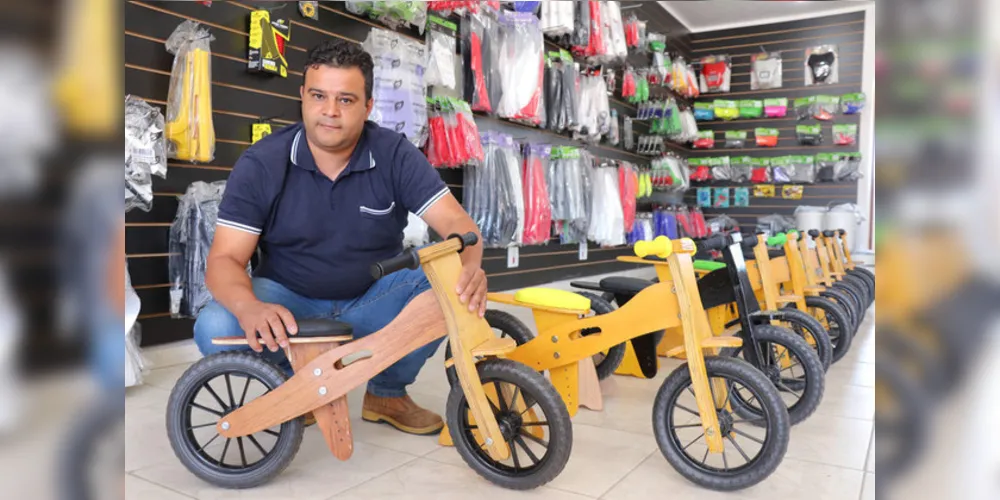 Feita de madeira de reflorestamento e sem pedais, além de sustentável, o brinquedo ajuda crianças até quatro anos a melhorar o equilíbrio enquanto se divertem.