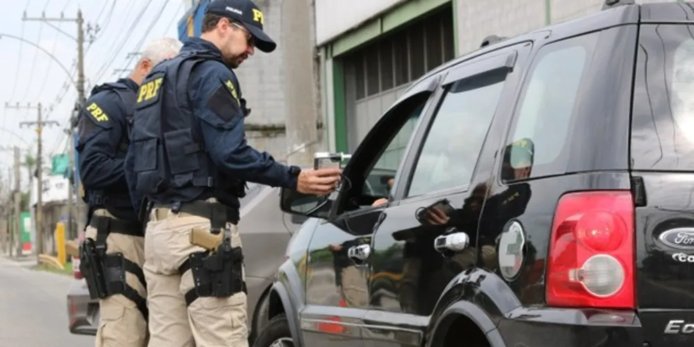 A ação de fiscalização teve como objetivo coibir a embriaguez ao volante, nas rodovias federais do país, durante o final de semana.