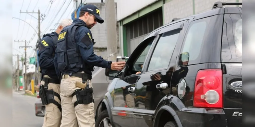 A ação de fiscalização teve como objetivo coibir a embriaguez ao volante, nas rodovias federais do país, durante o final de semana.