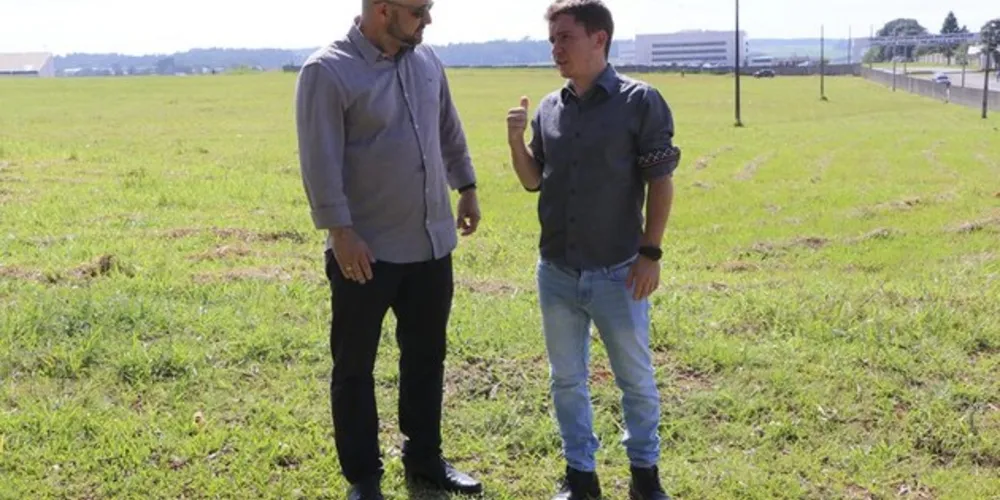 Após a assinatura do contrato, o parlamentar, acompanhado pelo chefe de gabinete da reitoria, Rauli Gross, conheceu o terreno destinado à obra.