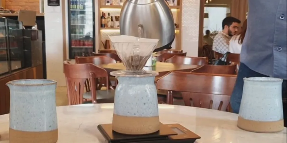 Estabelecimento dispõe de opções tradicionais, mas seu cardápio conta com cafés refinados aos mais exigentes paladares 