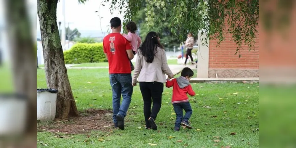 Com o projeto, é possível que uma família acolha crianças ou adolescentes por tempo indeterminado a fim de proporcionar um ambiente familiar. 
