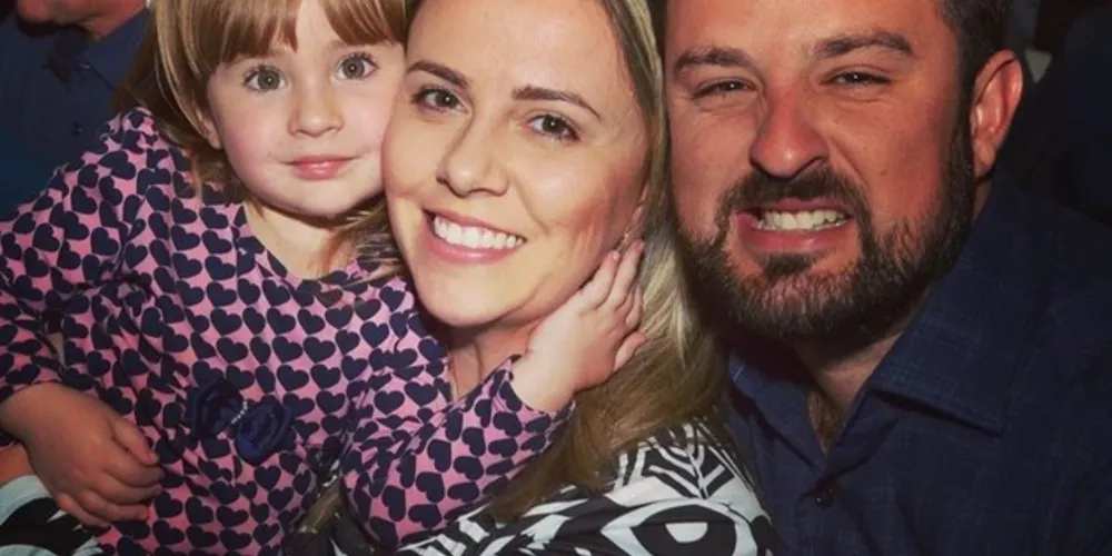 BRINDE A VIDA - Jacielen França de Oliveira será muito cumprimentada pela passagem de seu aniversário nesta quarta-feira (19). No registro especial, Jacielen com seu marido Victor Oliveira e sua filha, a doce Maria Luiza de Oliveira. Da coluna RC os votos de alegrias e saúde.