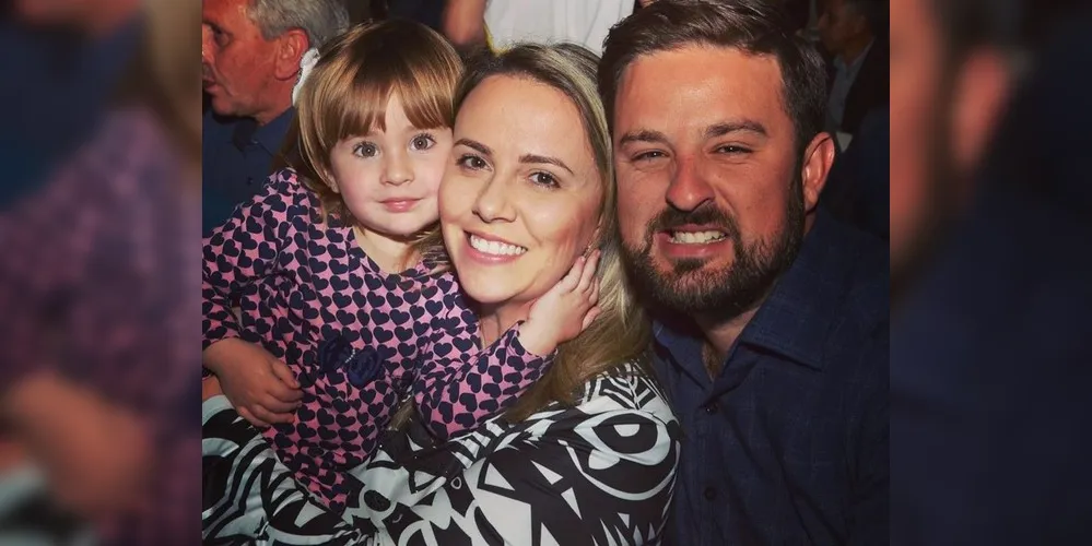 BRINDE A VIDA - Jacielen França de Oliveira será muito cumprimentada pela passagem de seu aniversário nesta quarta-feira (19). No registro especial, Jacielen com seu marido Victor Oliveira e sua filha, a doce Maria Luiza de Oliveira. Da coluna RC os votos de alegrias e saúde.