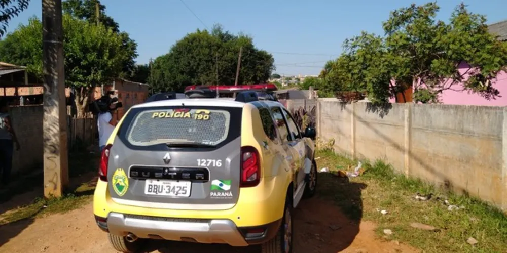 Equipes da Polícia Militar estiveram no local e cercaram a cena do crime