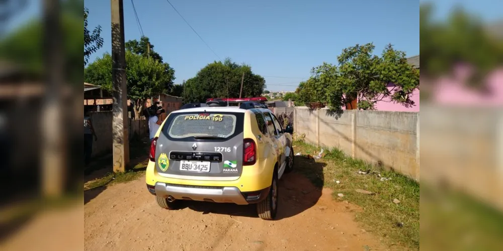 Equipes da Polícia Militar estiveram no local e cercaram a cena do crime