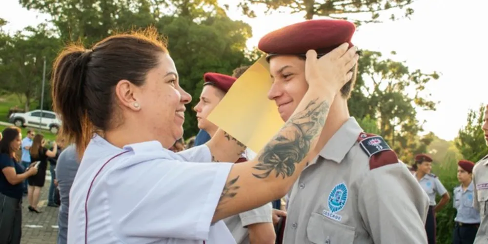 O Colégio tem como objetivo principal ministrar educação formal pautada nos valores cívico-militares.