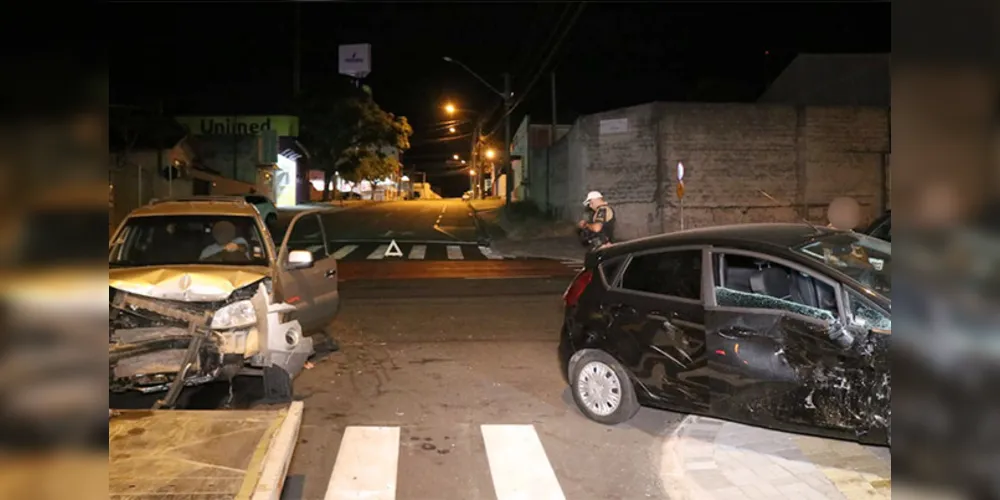 Apesar do estrago nos veículos, ninguém precisou ser levado ao hospital