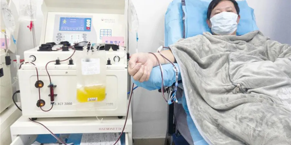 Pacientes recuperados doam plasma