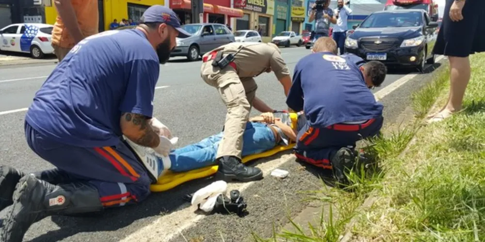 Imagem ilustrativa da imagem Atropelamento com moto deixa cinco feridos na Souza Naves