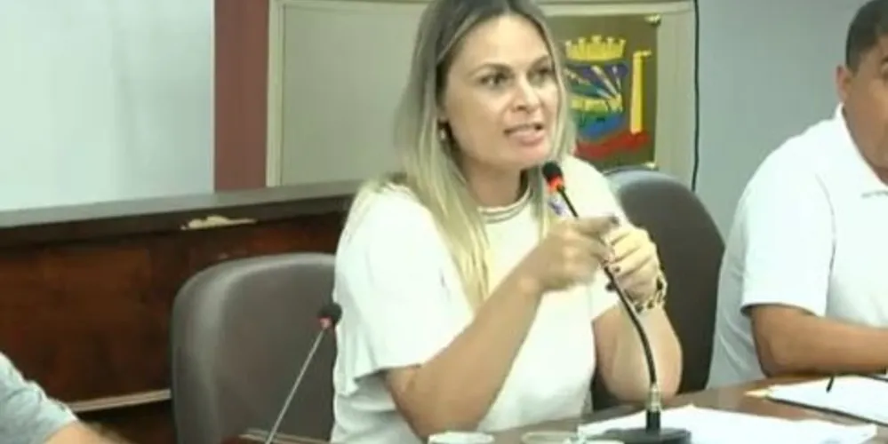 Um homem identificado por Juan Furtado Lacerda entregou um bilhete criticando as roupas utilizadas pela parlamentar.