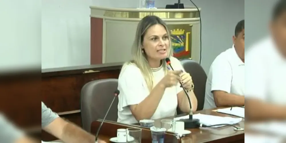 Um homem identificado por Juan Furtado Lacerda entregou um bilhete criticando as roupas utilizadas pela parlamentar.