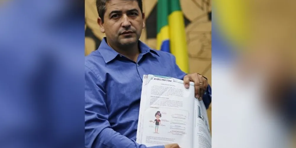 Vereador usou a tribuna para falar do caso; Estado diz que livro foi indicado pelo MEC