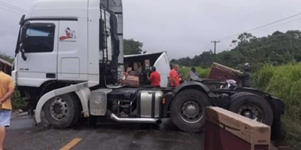 Imagem ilustrativa da imagem Caminhão tomba e carga de televisores é saqueada, no Pará