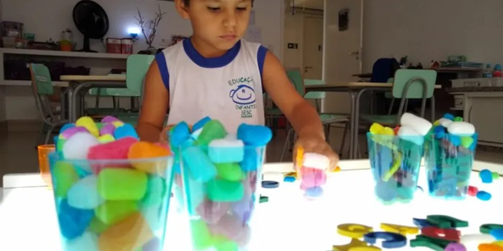 Núcleos familiares com renda salarial de até três salários mínimos podem concorrer às bolsas.