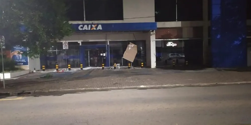 Criminosos agiram durante a madrugada e houve intensa troca de tiros com a PM