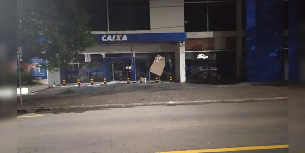 Criminosos agiram durante a madrugada e houve intensa troca de tiros com a PM