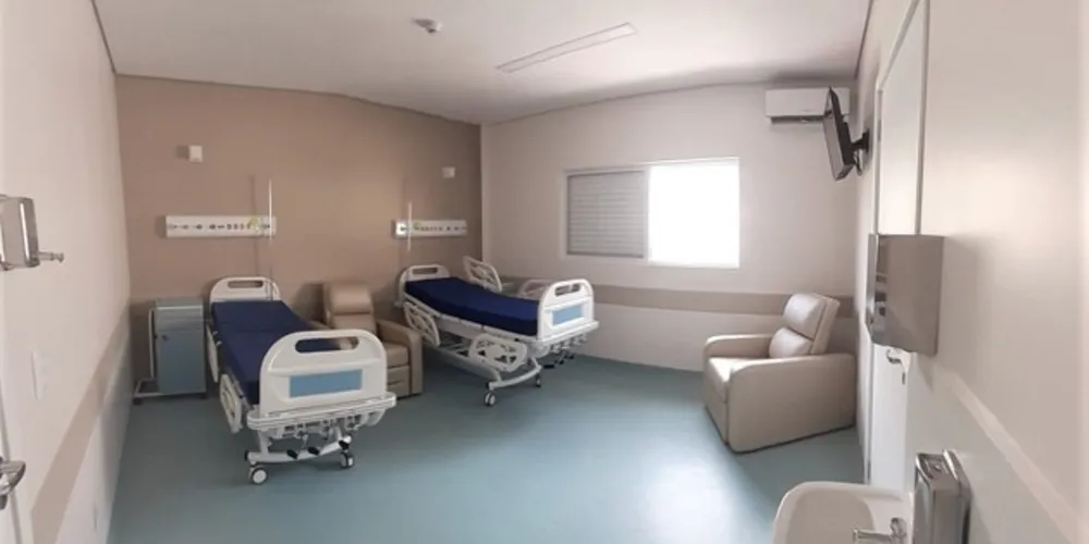 As salas são equipadas com TV, banheiro, ar condicionado e todo o suporte que dá mais conforto e humanização à pessoa que precisa dos serviços do Hospital Municipal