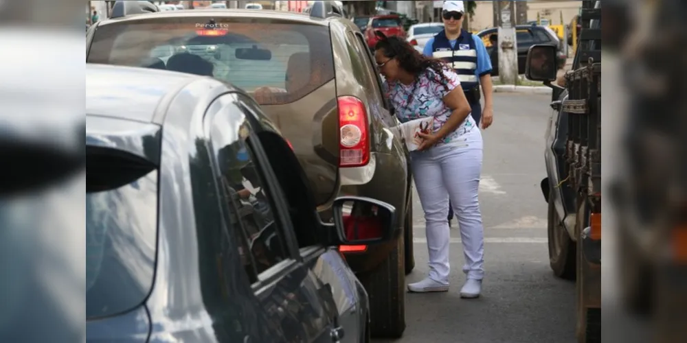 Na ação foram entregues preservativos e folders para comunidade