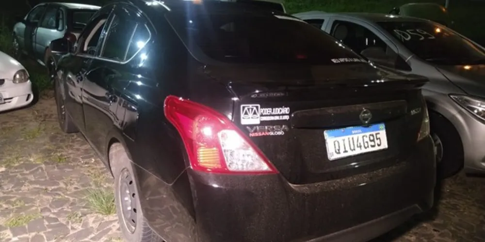 Carro foi roubado em Curitiba e era usado por dupla no bairro Contorno