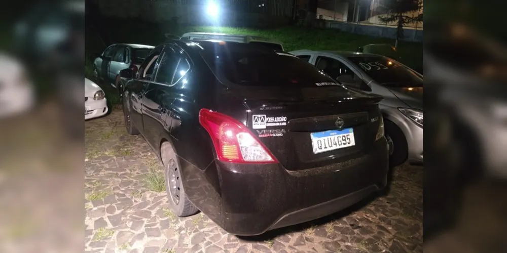 Carro foi roubado em Curitiba e era usado por dupla no bairro Contorno