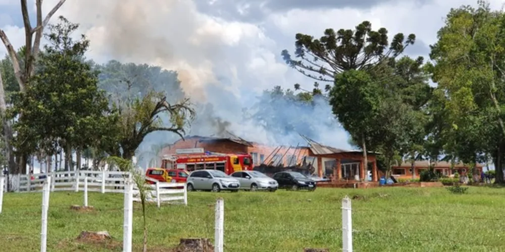 Imagem ilustrativa da imagem Incêndio em galpão mobiliza bombeiros em Ponta Grossa