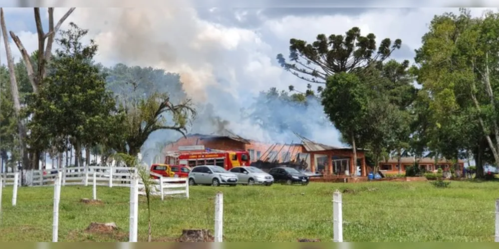 Imagem ilustrativa da imagem Incêndio em galpão mobiliza bombeiros em Ponta Grossa
