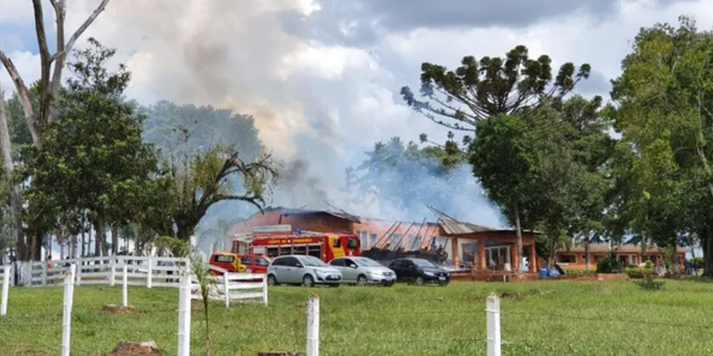 Imagem ilustrativa da imagem Edificação pega fogo na PR-151 em Ponta Grossa