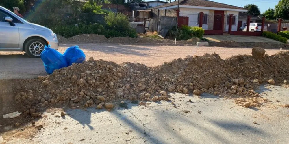 Intervenção na rede gerou paralisação de obras de pavimentação na Avenida Paul Harris