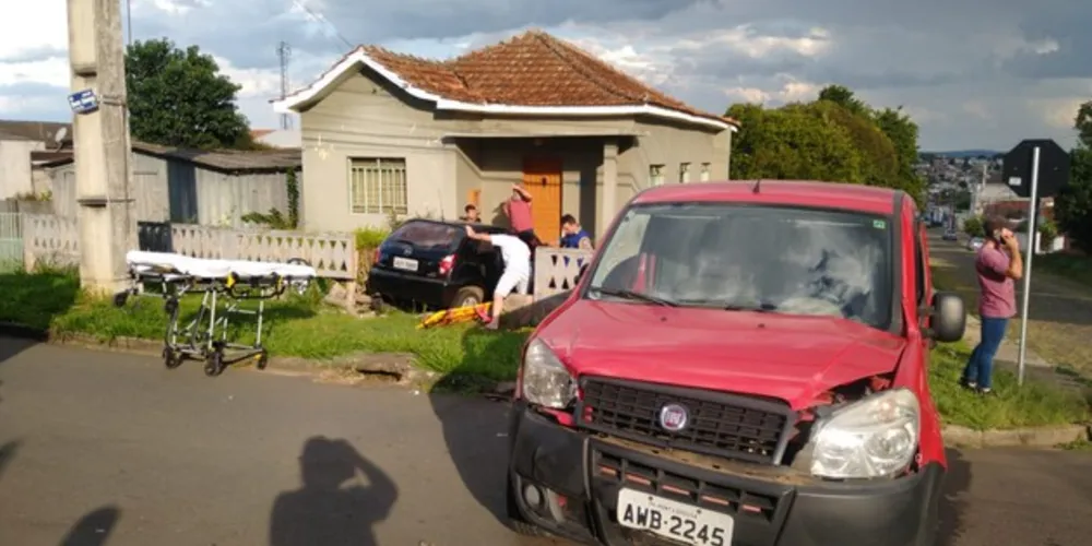Imagem ilustrativa da imagem Carro deruba muro de casa após batida na Vilela
