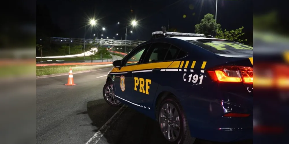 Policiais rodoviários federais fiscalizavam ultrapassagens na BR-476 quando prenderam o aniversariante