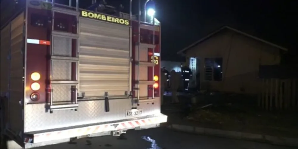 Os donos da casa estavam registram um B.O contra o vizinho que já havia apedrejado o carro da família