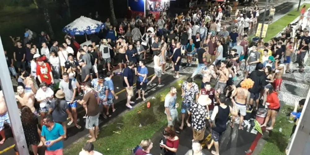 Mesmo com o mau tempo os foliões não desanimaram