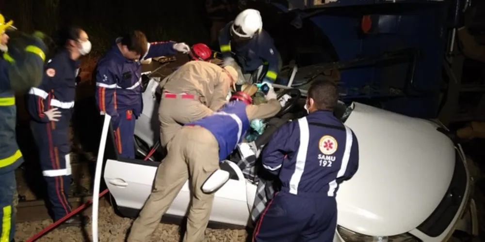 Imagem ilustrativa da imagem Em PG, carro é atingido e arrastado por trem