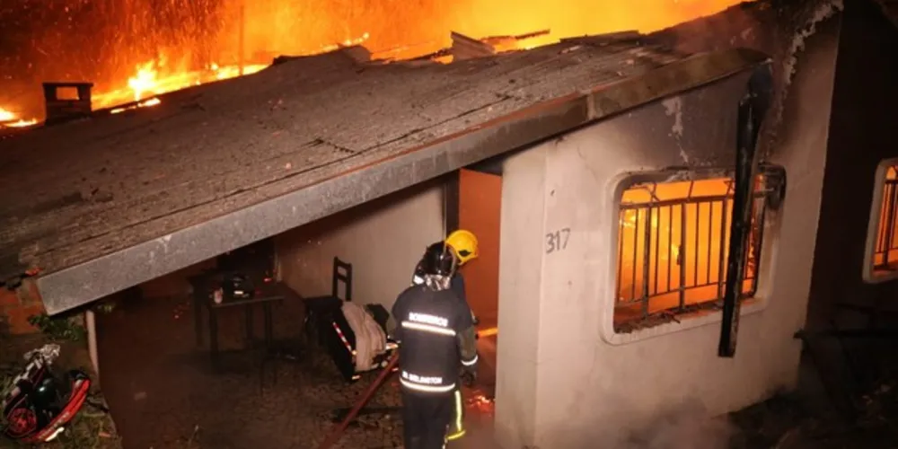 Imóvel foi destruído pelo fogo, mas não há registro de feridos