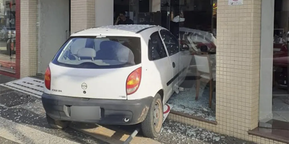 Batida aconteceu na tarde de sábado e chamou a atenção de quem passava pelo centro de PG