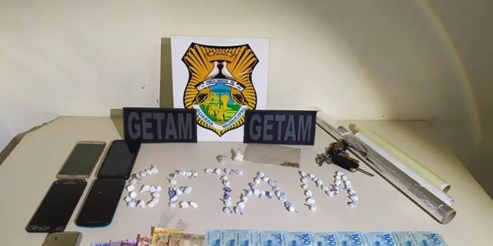 Droga foi apreendida na casa do suspeito e duas pessoas acabaram presas