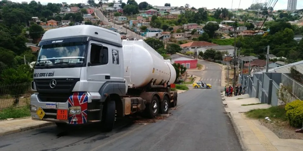 Transbordo da carga acontece na manhã desta segunda-feira para que caminhão seja retirado do local