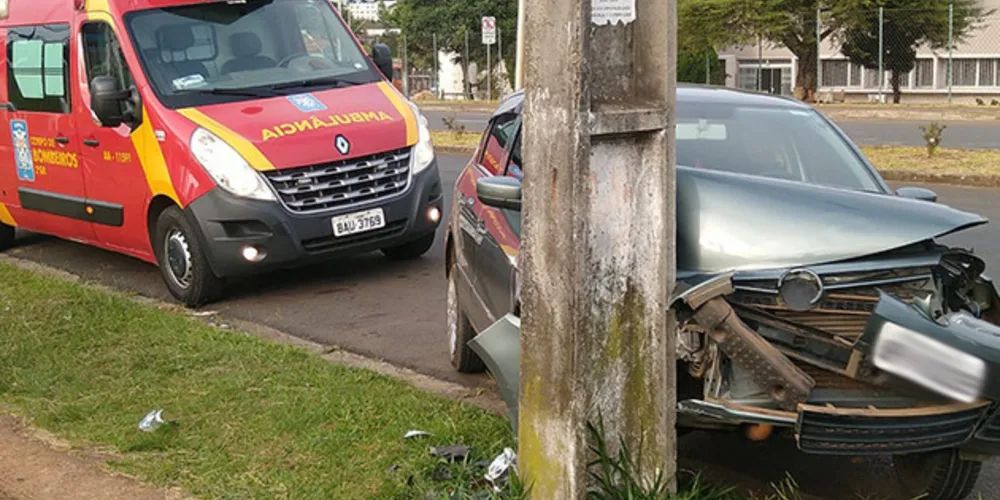 Acidente chamou a atenção de quem passava pela Carlos Cavalcanti nesta segunda-feira