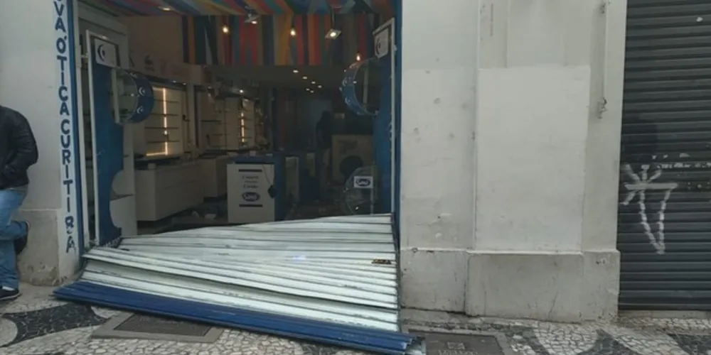 Grupo de aproximadamente 100 vândalos atacou comércio no centro da capital