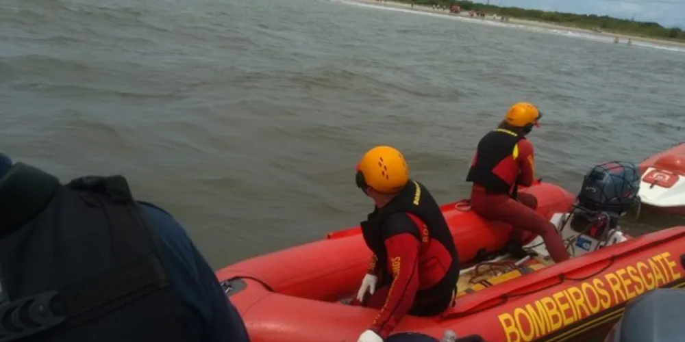 Bombeiros resgatam corpo que pode ser de curitibano que desapareceu no mar após afogamento